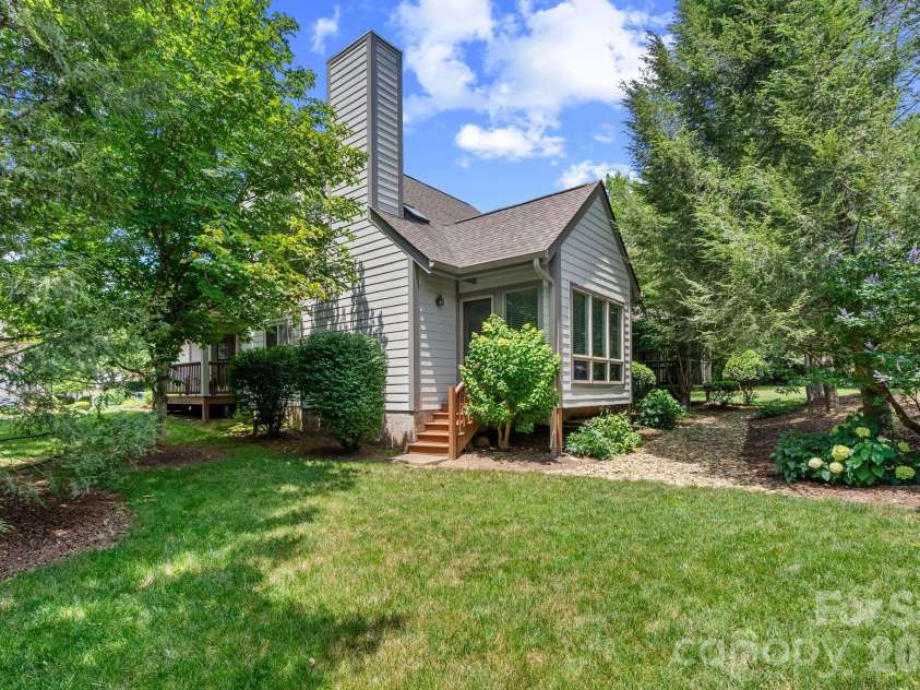 62 Pinnacle Point, Asheville, NC 28805.  MLS# CAR4403361, YatesRealty ID 39922. 