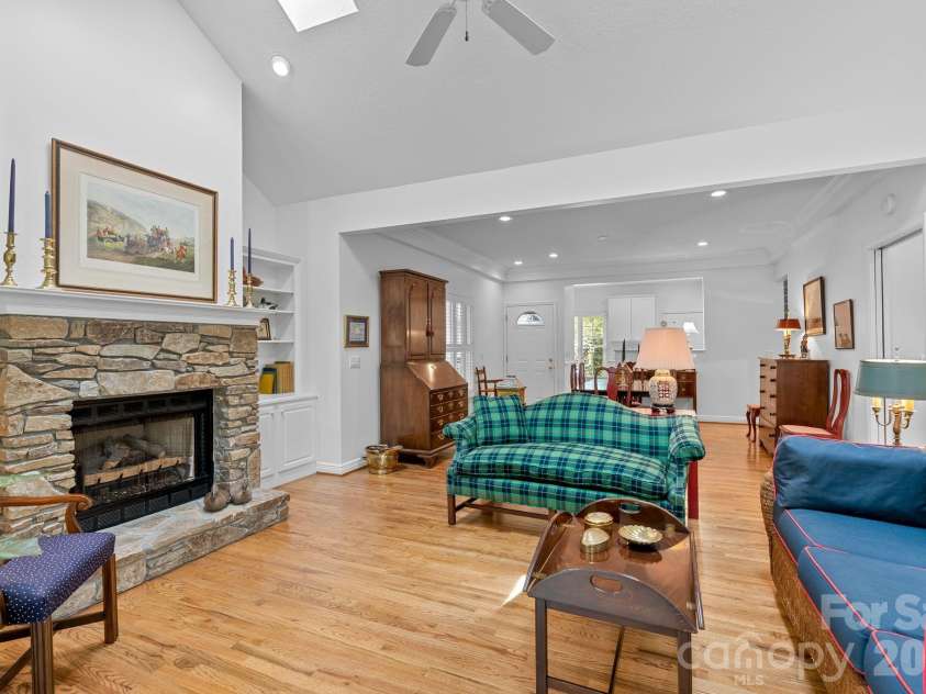 62 Pinnacle Point, Asheville, NC 28805.  MLS# CAR4403361, YatesRealty ID 39922. 