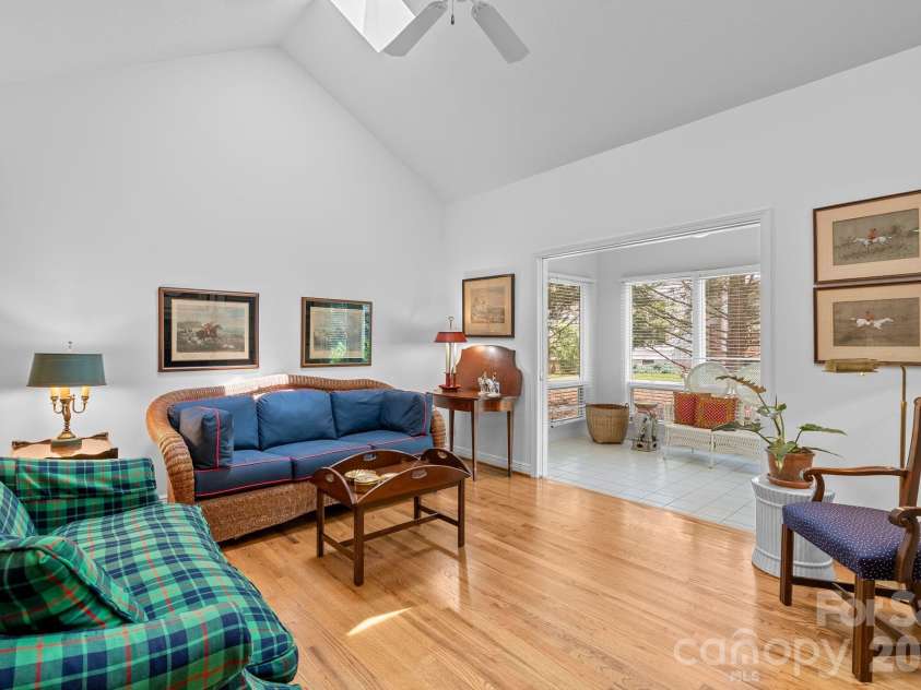 62 Pinnacle Point, Asheville, NC 28805.  MLS# CAR4403361, YatesRealty ID 39922. 
