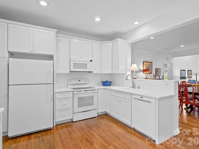 62 Pinnacle Point, Asheville, NC 28805.  MLS# CAR4403361, YatesRealty ID 39922. 