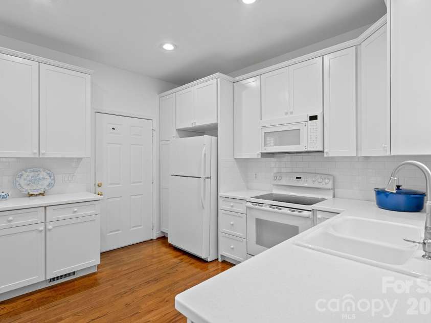 62 Pinnacle Point, Asheville, NC 28805.  MLS# CAR4403361, YatesRealty ID 39922. 
