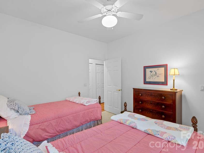 62 Pinnacle Point, Asheville, NC 28805.  MLS# CAR4403361, YatesRealty ID 39922. 