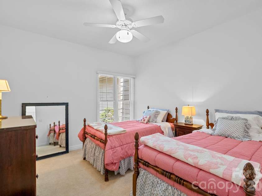 62 Pinnacle Point, Asheville, NC 28805.  MLS# CAR4403361, YatesRealty ID 39922. 