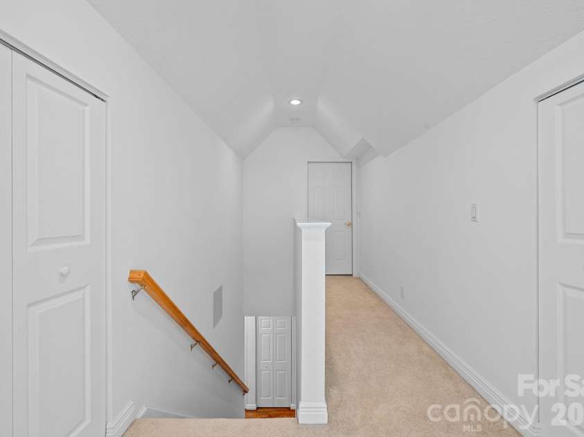 62 Pinnacle Point, Asheville, NC 28805.  MLS# CAR4403361, YatesRealty ID 39922. 