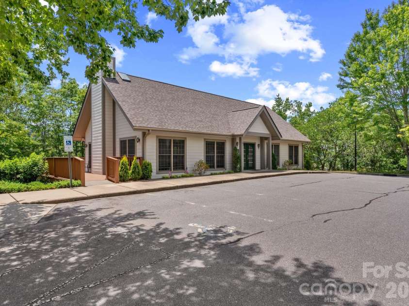 62 Pinnacle Point, Asheville, NC 28805.  MLS# CAR4403361, YatesRealty ID 39922. Clubhouse