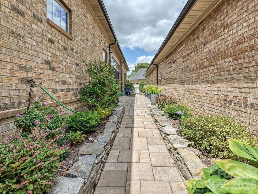 5008 Vita Way, Belmont, NC 28012.  MLS# CAR4406973, YatesRealty ID 39925. Beautiful courtyard