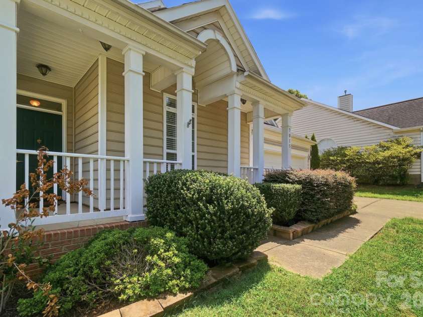 7015 Lenhart Drive, Charlotte, NC 28226.  MLS# CAR4407764, YatesRealty ID 39927. 