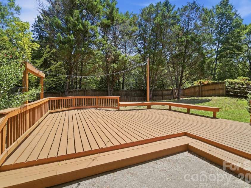 7015 Lenhart Drive, Charlotte, NC 28226.  MLS# CAR4407764, YatesRealty ID 39927. 
