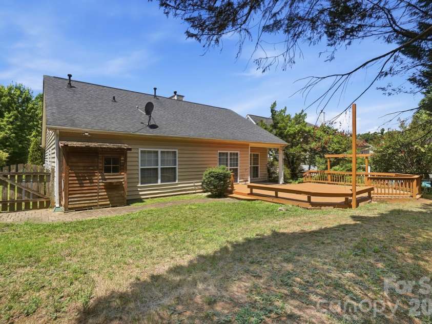 7015 Lenhart Drive, Charlotte, NC 28226.  MLS# CAR4407764, YatesRealty ID 39927. 