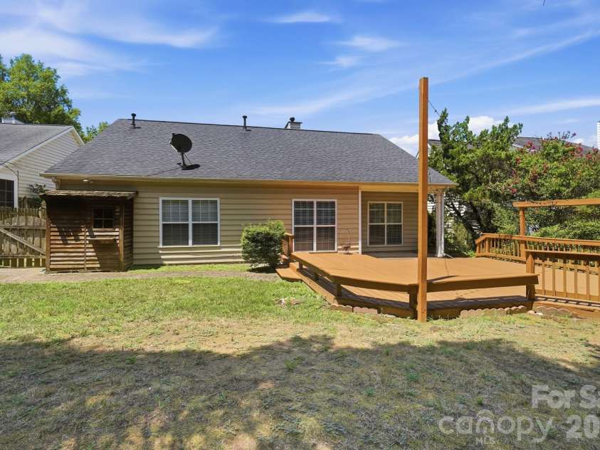 7015 Lenhart Drive, Charlotte, NC 28226.  MLS# CAR4407764, YatesRealty ID 39927. 
