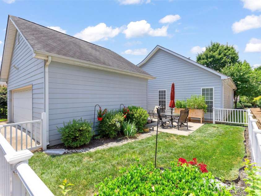 10047 Bishops Gate Boulevard, Pineville, NC 28134.  MLS# CAR4405550, YatesRealty ID 39929. 
