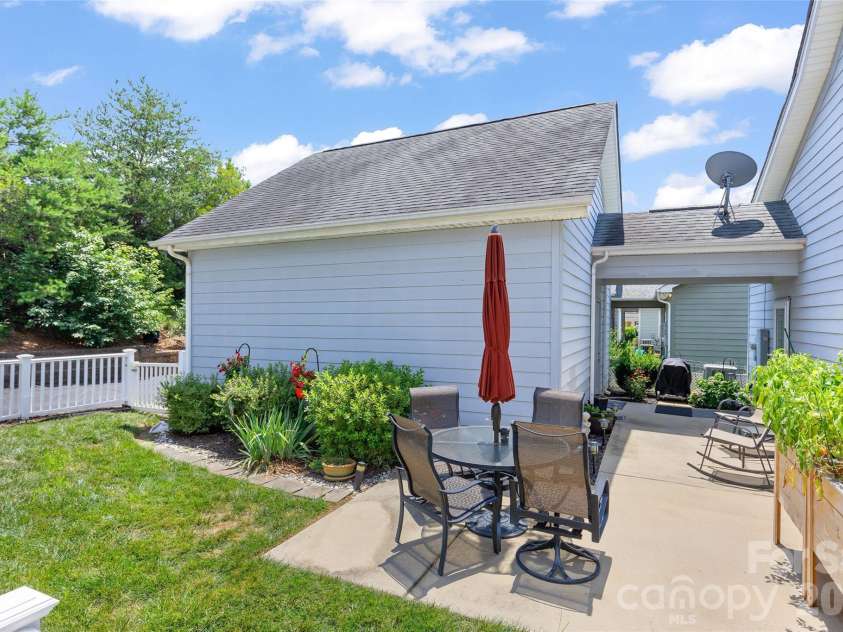 10047 Bishops Gate Boulevard, Pineville, NC 28134.  MLS# CAR4405550, YatesRealty ID 39929. 