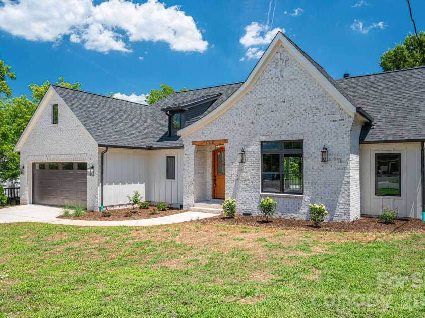526 Aspen Street, Lincolnton, NC 28092.  MLS# CAR4403204, YatesRealty ID 39931. 