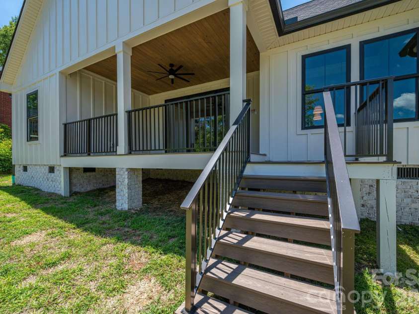 526 Aspen Street, Lincolnton, NC 28092.  MLS# CAR4403204, YatesRealty ID 39931. 