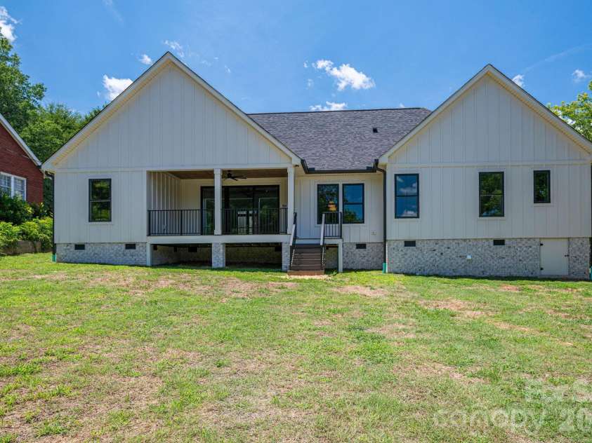 526 Aspen Street, Lincolnton, NC 28092.  MLS# CAR4403204, YatesRealty ID 39931. 