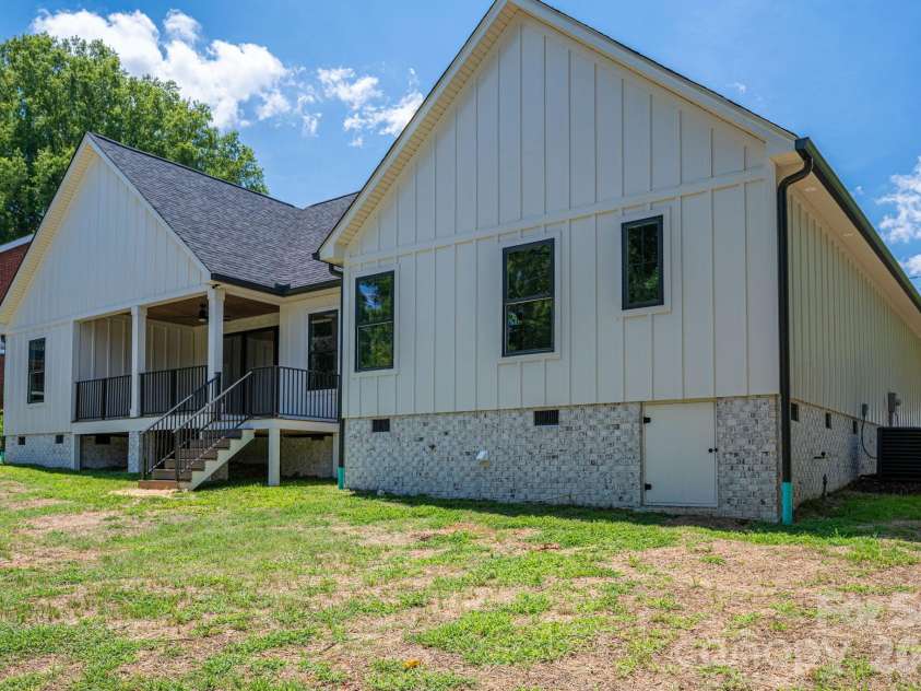 526 Aspen Street, Lincolnton, NC 28092.  MLS# CAR4403204, YatesRealty ID 39931. 