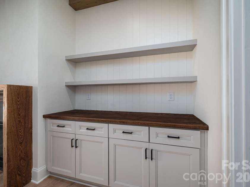 526 Aspen Street, Lincolnton, NC 28092.  MLS# CAR4403204, YatesRealty ID 39931. Custom Built-Ins!
