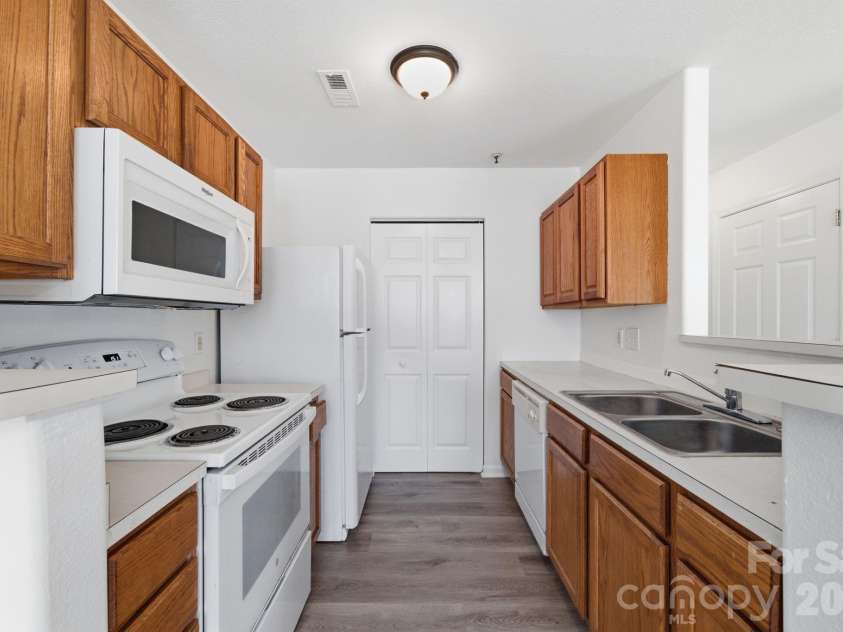 3965 Mohawk Court, Charlotte, NC 28215.  MLS# CAR4407715, YatesRealty ID 39932. 