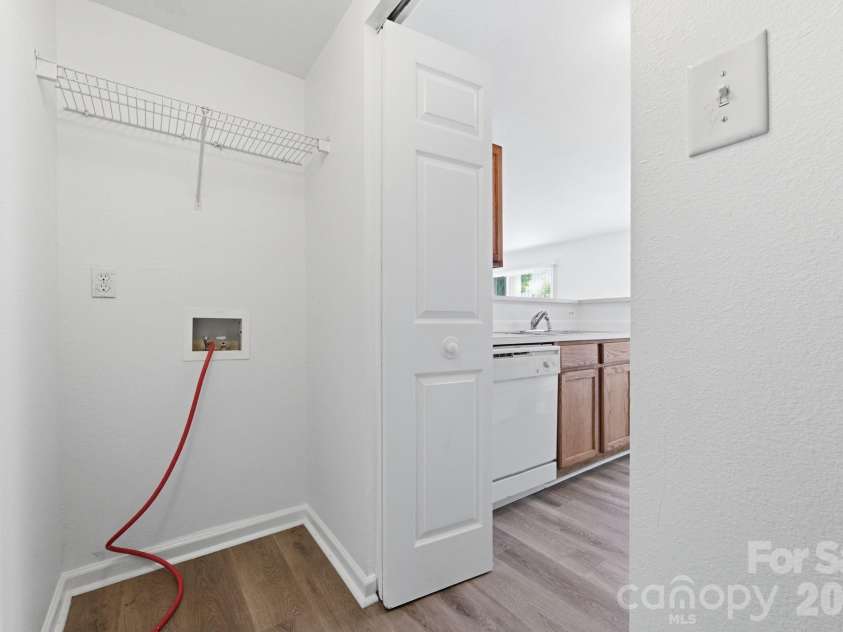 3965 Mohawk Court, Charlotte, NC 28215.  MLS# CAR4407715, YatesRealty ID 39932. 