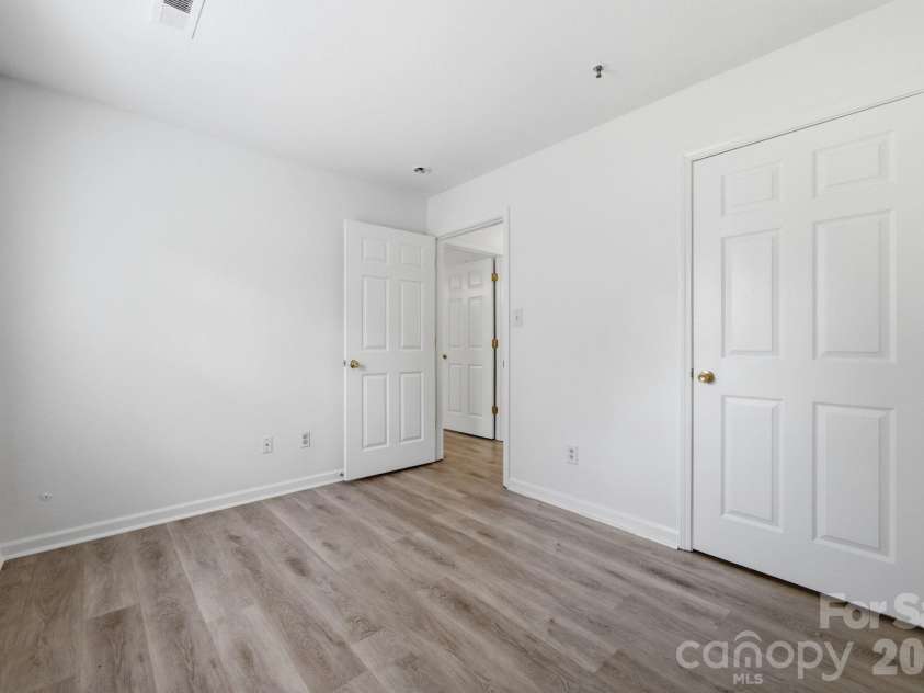 3965 Mohawk Court, Charlotte, NC 28215.  MLS# CAR4407715, YatesRealty ID 39932. 