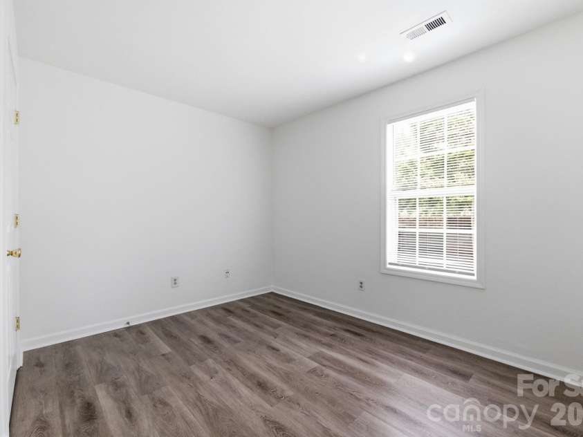 3965 Mohawk Court, Charlotte, NC 28215.  MLS# CAR4407715, YatesRealty ID 39932. 