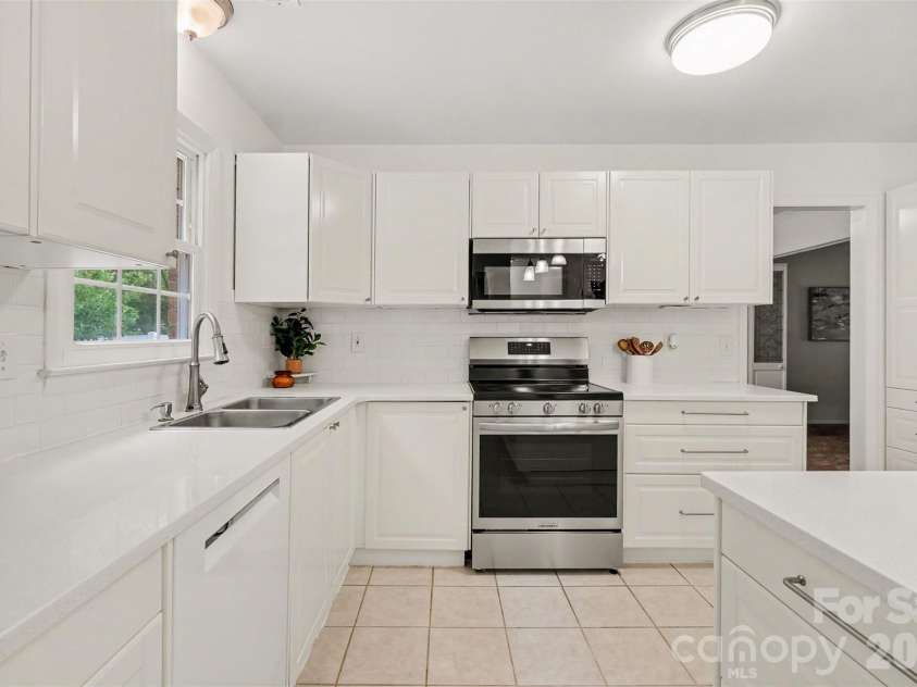 10727 Colony Woods Drive, Charlotte, NC 28277.  MLS# CAR4391498, YatesRealty ID 39938. 