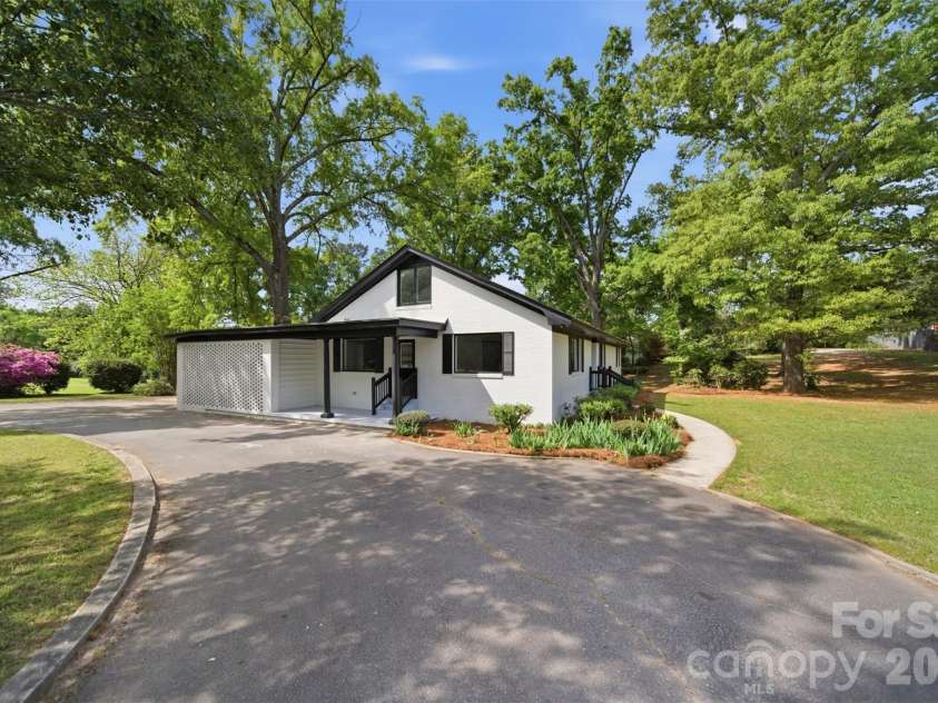 907 Amelia Street, Newberry, SC 29108.  MLS# CAR4381432, YatesRealty ID 39940. 