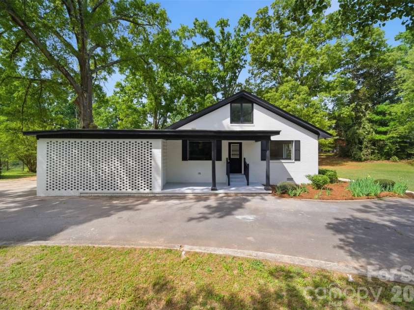 907 Amelia Street, Newberry, SC 29108.  MLS# CAR4381432, YatesRealty ID 39940. 