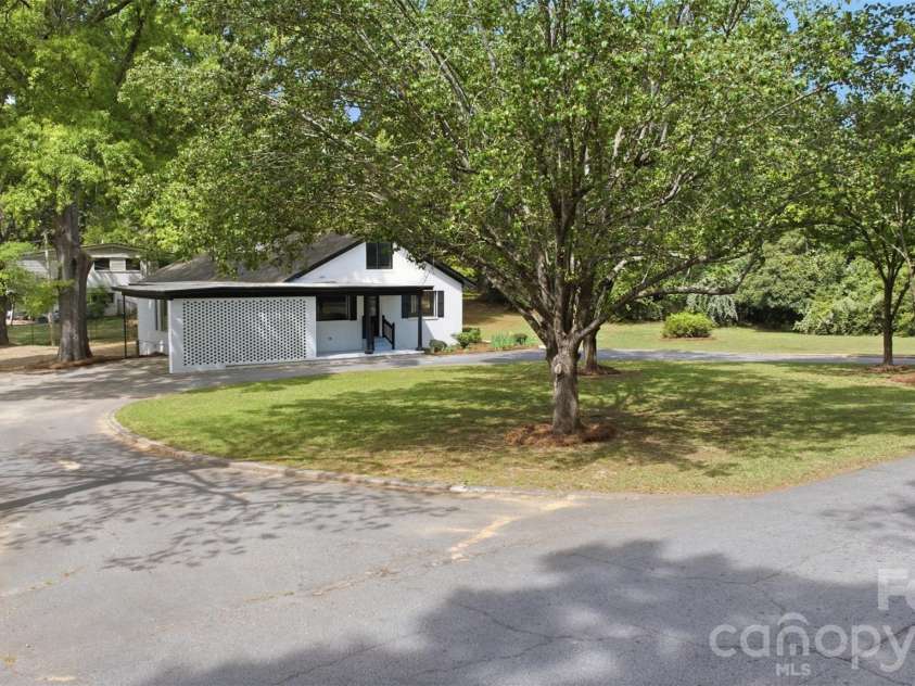 907 Amelia Street, Newberry, SC 29108.  MLS# CAR4381432, YatesRealty ID 39940. 