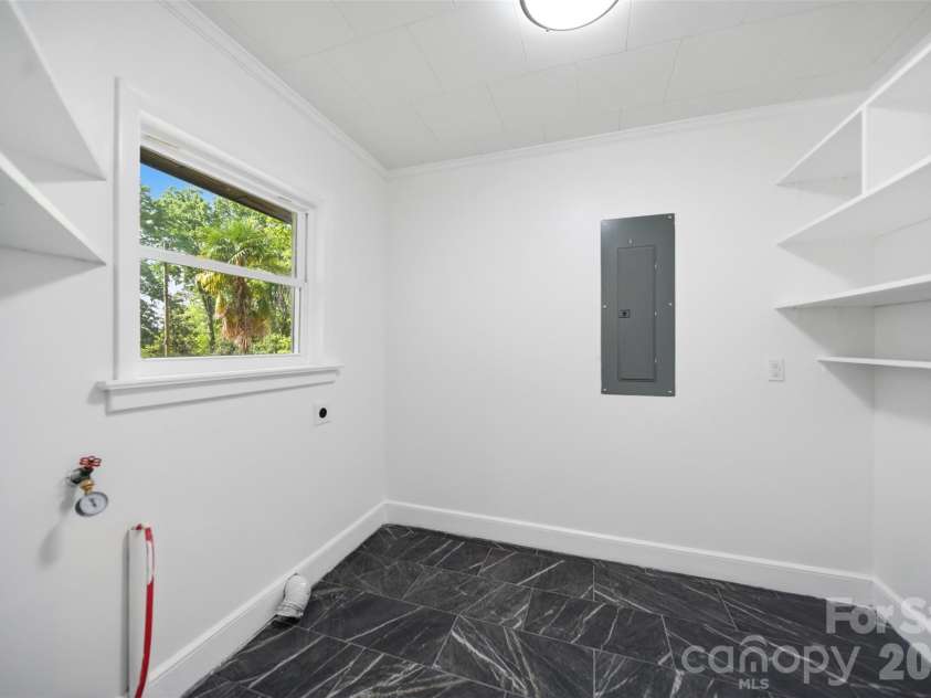 907 Amelia Street, Newberry, SC 29108.  MLS# CAR4381432, YatesRealty ID 39940. Mudroom