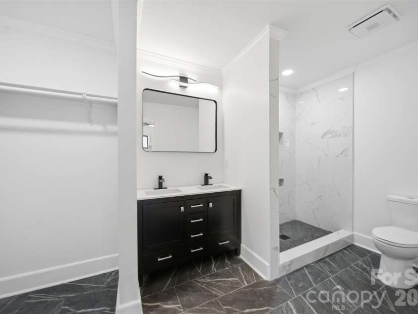 907 Amelia Street, Newberry, SC 29108.  MLS# CAR4381432, YatesRealty ID 39940. Primary Ensuite