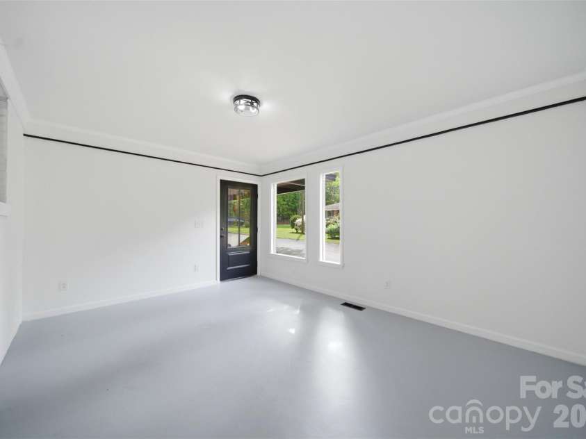 907 Amelia Street, Newberry, SC 29108.  MLS# CAR4381432, YatesRealty ID 39940. Sunroom