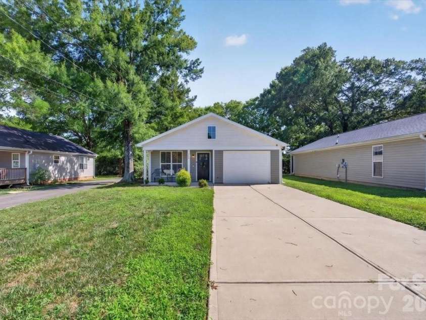 684 Union Cemetery Road, Concord, NC 28027.  MLS# CAR4403561, YatesRealty ID 39941. Front driveway