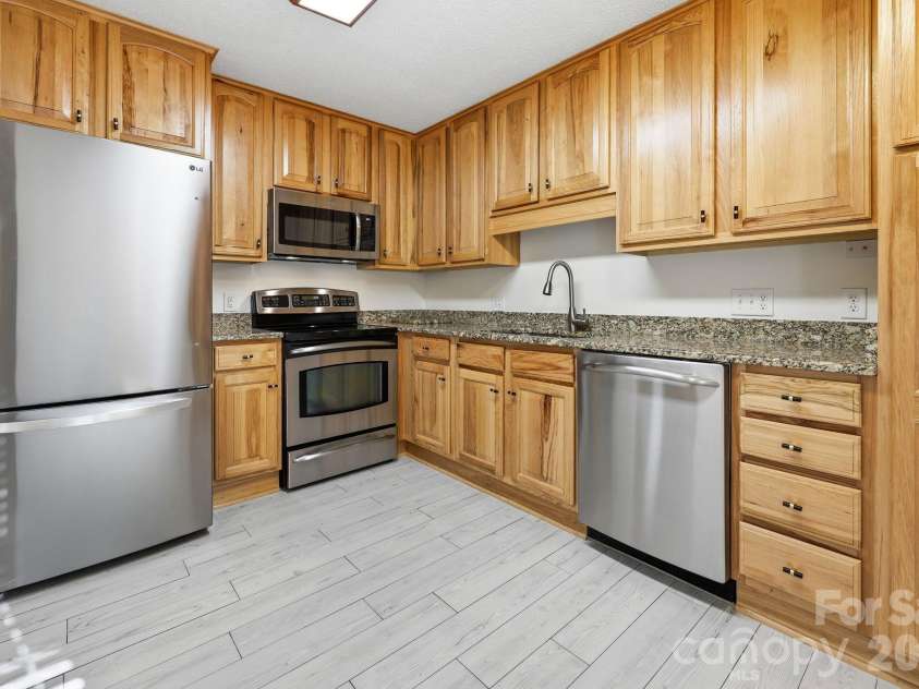 1503 Abbey Circle, Asheville, NC 28805.  MLS# CAR4405108, YatesRealty ID 39942. Kitchen