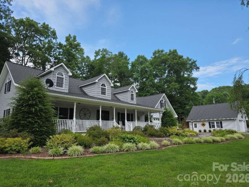 225 White Oak Road, Burnsville, NC 28714.  MLS# CAR4406965, YatesRealty ID 39945. 