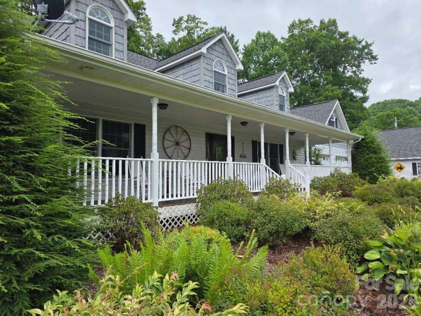 225 White Oak Road, Burnsville, NC 28714.  MLS# CAR4406965, YatesRealty ID 39945. 