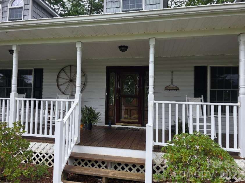 225 White Oak Road, Burnsville, NC 28714.  MLS# CAR4406965, YatesRealty ID 39945. 