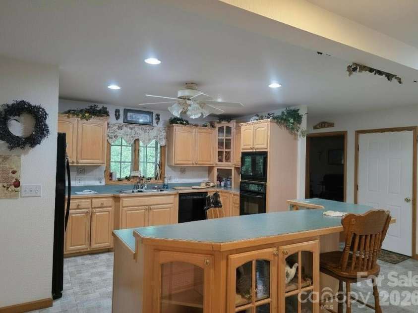 225 White Oak Road, Burnsville, NC 28714.  MLS# CAR4406965, YatesRealty ID 39945. 