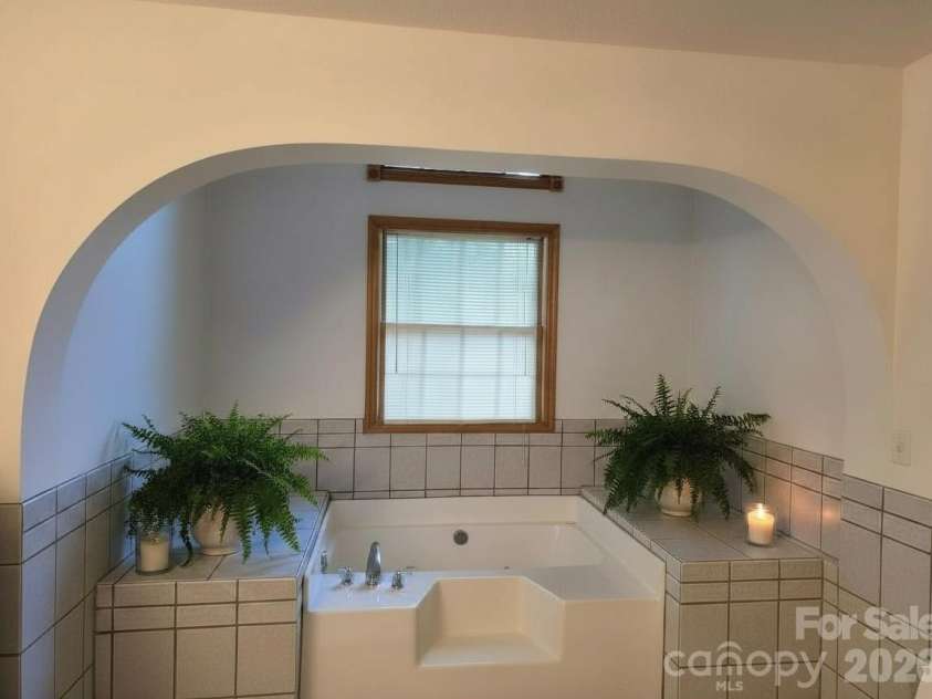 225 White Oak Road, Burnsville, NC 28714.  MLS# CAR4406965, YatesRealty ID 39945. 