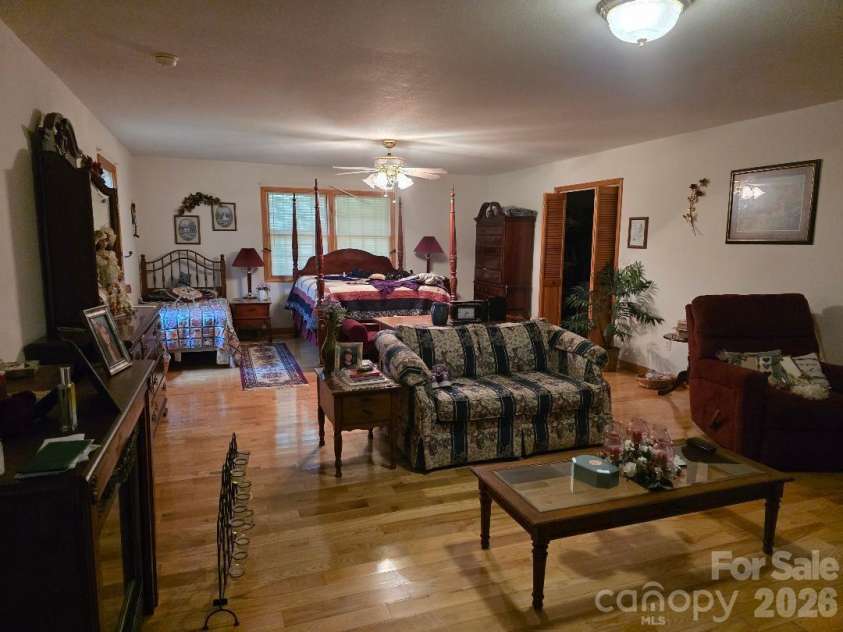 225 White Oak Road, Burnsville, NC 28714.  MLS# CAR4406965, YatesRealty ID 39945. 