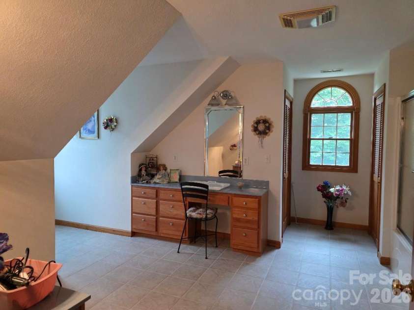 225 White Oak Road, Burnsville, NC 28714.  MLS# CAR4406965, YatesRealty ID 39945. 