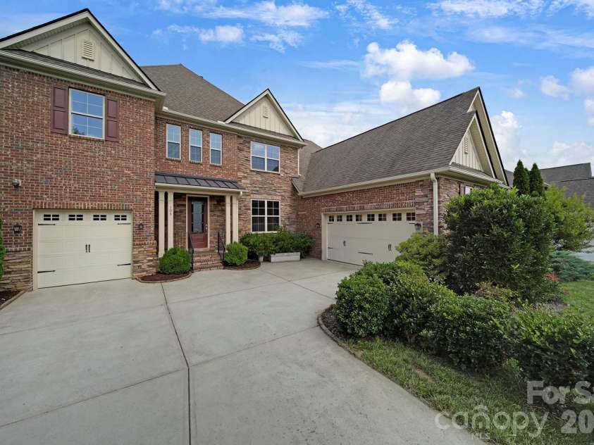 105 Highclere Drive, Waxhaw, NC 28173.  MLS# CAR4399731, YatesRealty ID 39946. 