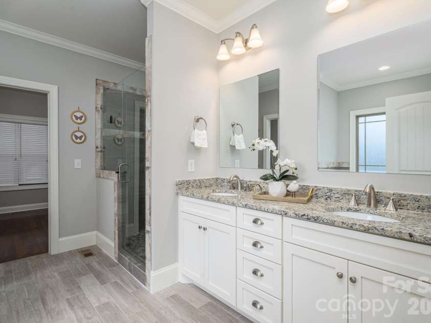 708 Players Ridge Road, Hickory, NC 28601.  MLS# CAR4405752, YatesRealty ID 39947. 