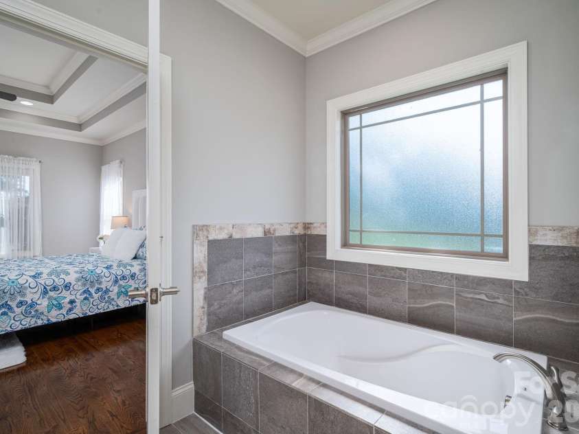 708 Players Ridge Road, Hickory, NC 28601.  MLS# CAR4405752, YatesRealty ID 39947. 