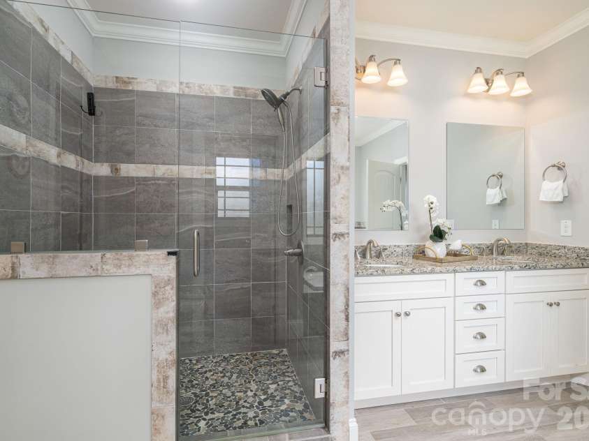 708 Players Ridge Road, Hickory, NC 28601.  MLS# CAR4405752, YatesRealty ID 39947. 