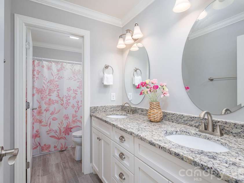 708 Players Ridge Road, Hickory, NC 28601.  MLS# CAR4405752, YatesRealty ID 39947. 
