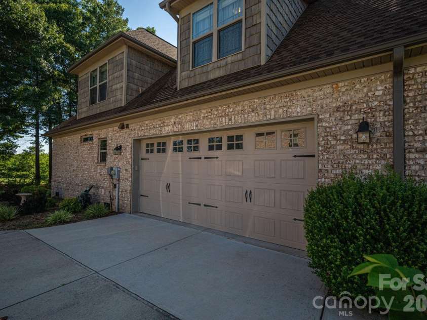 708 Players Ridge Road, Hickory, NC 28601.  MLS# CAR4405752, YatesRealty ID 39947. 