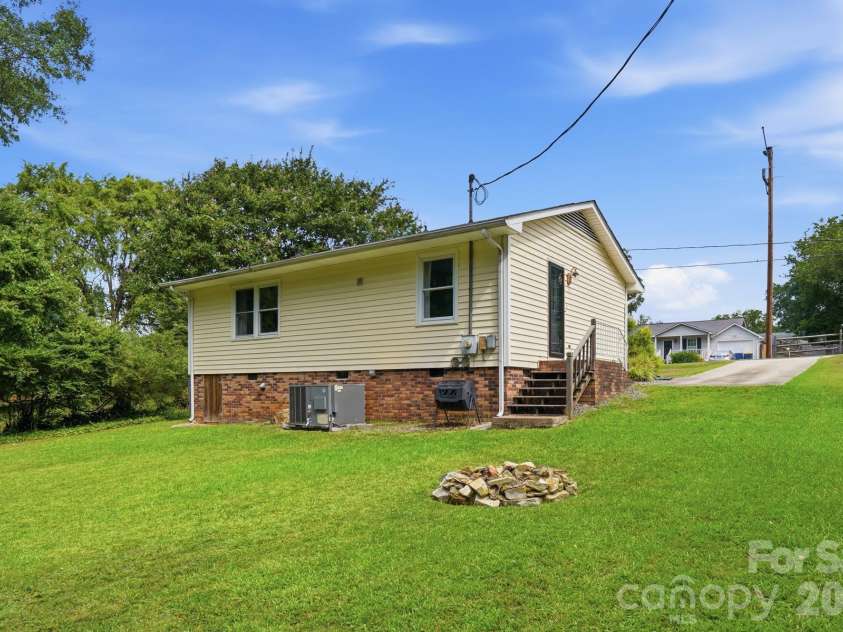 605 Powerline Avenue, Belmont, NC 28012.  MLS# CAR4406622, YatesRealty ID 39948. 