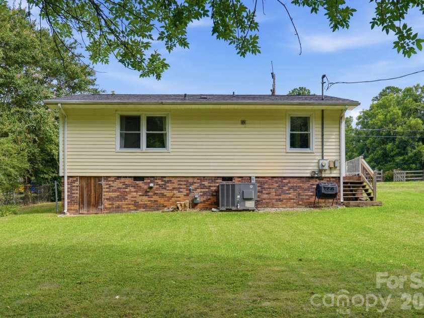 605 Powerline Avenue, Belmont, NC 28012.  MLS# CAR4406622, YatesRealty ID 39948. 