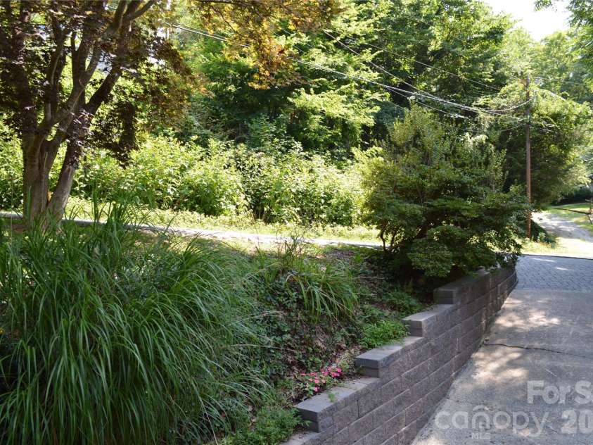 184 Laurel Road, Arden, NC 28704.  MLS# CAR4405631, YatesRealty ID 39953. 